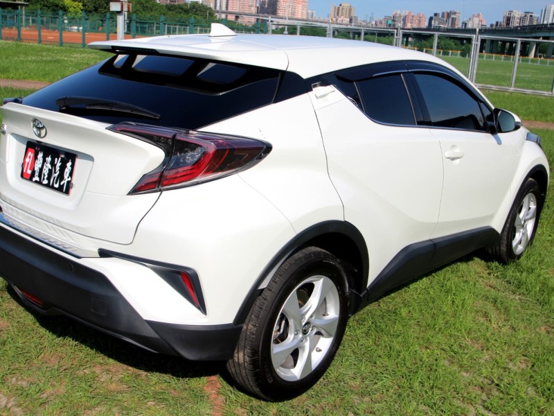 Toyota  C-HR {原鈑件 跑6萬}19年 CHR1.2白 豪華版~豐隆嚴選0頭款低月付專案 | 新北市汽車商業同業公會｜TACA優良車商聯盟｜中古、二手車買車賣車公會認證保固