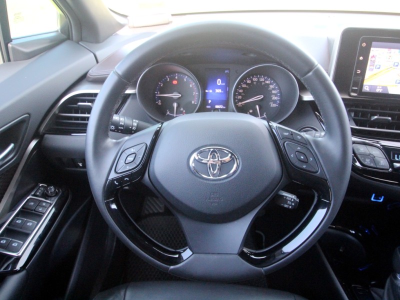 Toyota  C-HR {原鈑件 跑6萬}19年 CHR1.2白 豪華版~豐隆嚴選0頭款低月付專案 | 新北市汽車商業同業公會｜TACA優良車商聯盟｜中古、二手車買車賣車公會認證保固