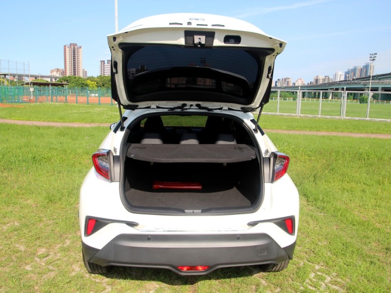 Toyota  C-HR {原鈑件 跑6萬}19年 CHR1.2白 豪華版~豐隆嚴選0頭款低月付專案 | 新北市汽車商業同業公會｜TACA優良車商聯盟｜中古、二手車買車賣車公會認證保固