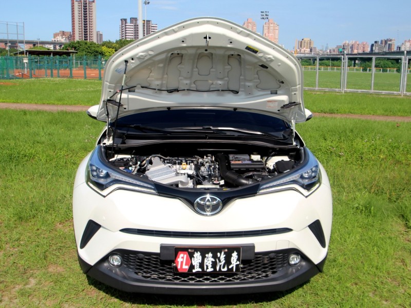 Toyota  C-HR {原鈑件 跑6萬}19年 CHR1.2白 豪華版~豐隆嚴選0頭款低月付專案 | 新北市汽車商業同業公會｜TACA優良車商聯盟｜中古、二手車買車賣車公會認證保固