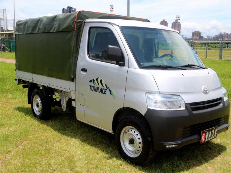 Toyota  Town Ace {跑1千 安卓機 帆布}24年TOWN ACE自排 銀~豐隆嚴選0頭款專案 | 新北市汽車商業同業公會｜TACA優良車商聯盟｜中古、二手車買車賣車公會認證保固