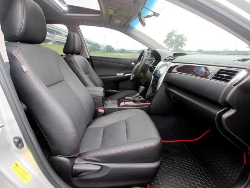 Toyota  Camry {跑10萬 內外新}18年式 CAMRY2.5 油電 銀~豐隆嚴選0頭款低月付專案 | 新北市汽車商業同業公會｜TACA優良車商聯盟｜中古、二手車買車賣車公會認證保固