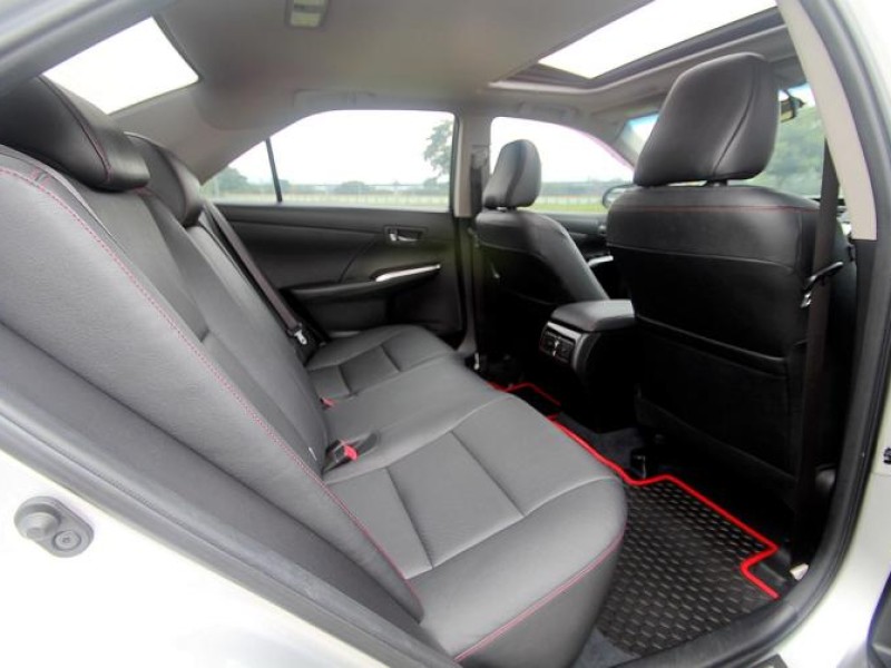 Toyota  Camry {跑10萬 內外新}18年式 CAMRY2.5 油電 銀~豐隆嚴選0頭款低月付專案 | 新北市汽車商業同業公會｜TACA優良車商聯盟｜中古、二手車買車賣車公會認證保固