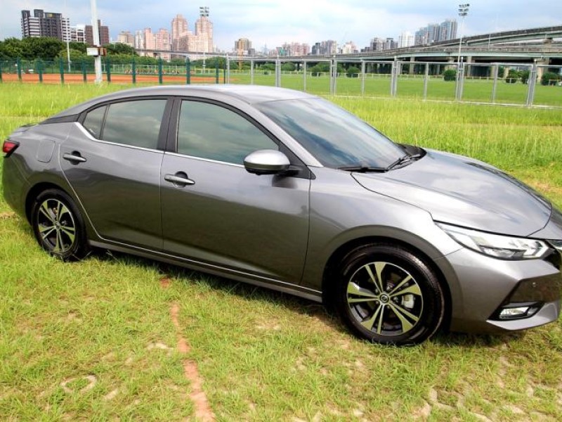 Nissan  Sentra {跑1萬 尊爵版 原漆}24年式 SENTRA1.6灰~豐隆嚴選0頭款專案 | 新北市汽車商業同業公會｜TACA優良車商聯盟｜中古、二手車買車賣車公會認證保固