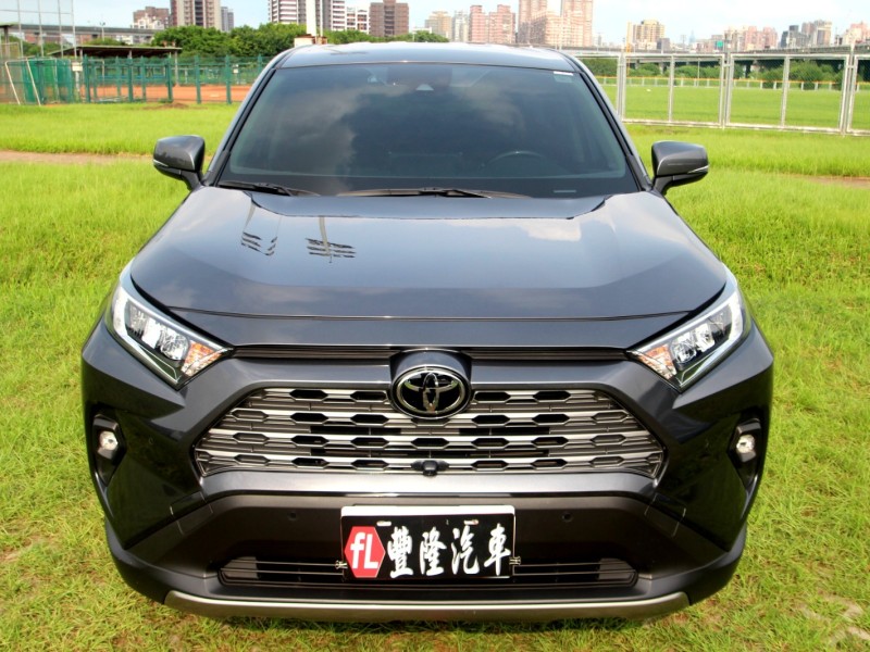 Toyota  RAV4 {才跑1.9萬 旗艦款}23年式RAV4 2.0灰~豐隆嚴選0頭款低月付專案 | 新北市汽車商業同業公會｜TACA優良車商聯盟｜中古、二手車買車賣車公會認證保固
