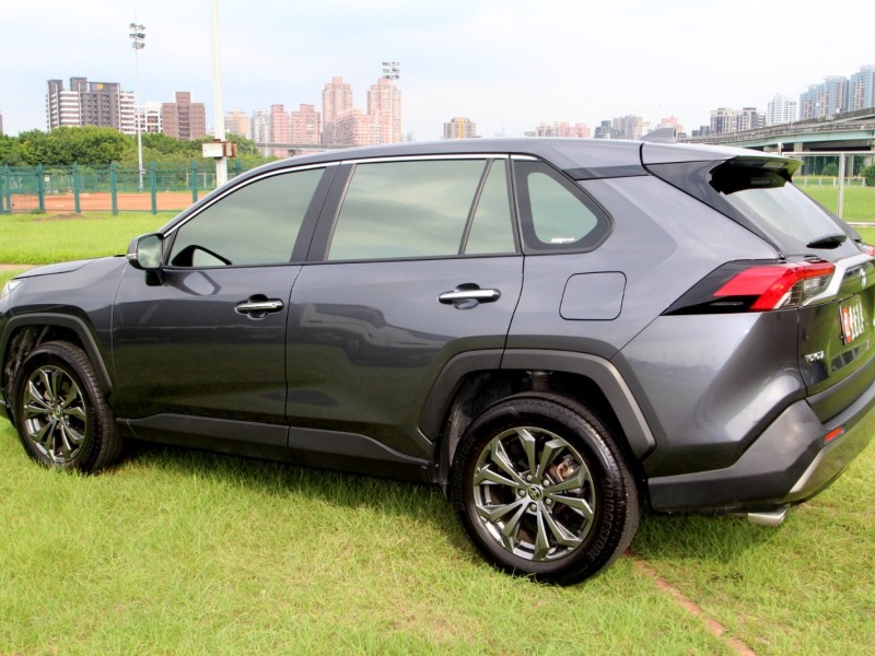 Toyota  RAV4 {才跑1.9萬 旗艦款}23年式RAV4 2.0灰~豐隆嚴選0頭款低月付專案 | 新北市汽車商業同業公會｜TACA優良車商聯盟｜中古、二手車買車賣車公會認證保固