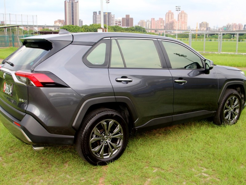Toyota  RAV4 {才跑1.9萬 旗艦款}23年式RAV4 2.0灰~豐隆嚴選0頭款低月付專案 | 新北市汽車商業同業公會｜TACA優良車商聯盟｜中古、二手車買車賣車公會認證保固