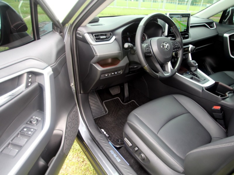Toyota  RAV4 {才跑1.9萬 旗艦款}23年式RAV4 2.0灰~豐隆嚴選0頭款低月付專案 | 新北市汽車商業同業公會｜TACA優良車商聯盟｜中古、二手車買車賣車公會認證保固