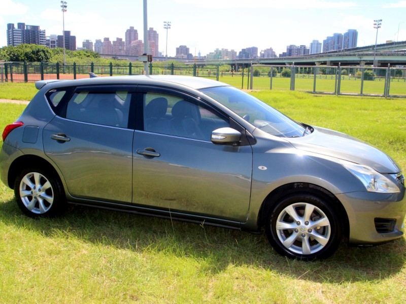 Nissan  Tiida {跑15萬 無待修}13年TIIDA1.5灰~豐隆嚴選0頭款低月付專案 | 新北市汽車商業同業公會｜TACA優良車商聯盟｜中古、二手車買車賣車公會認證保固