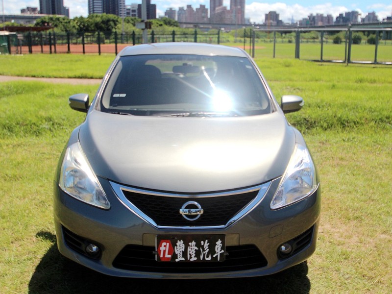 Nissan  Tiida {跑15萬 無待修}13年TIIDA1.5灰~豐隆嚴選0頭款低月付專案 | 新北市汽車商業同業公會｜TACA優良車商聯盟｜中古、二手車買車賣車公會認證保固