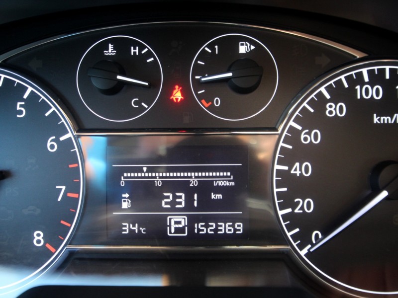 Nissan  Tiida {跑15萬 無待修}13年TIIDA1.5灰~豐隆嚴選0頭款低月付專案 | 新北市汽車商業同業公會｜TACA優良車商聯盟｜中古、二手車買車賣車公會認證保固
