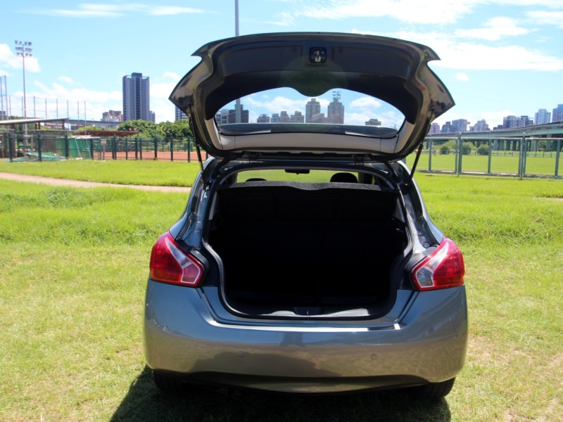 Nissan  Tiida {跑15萬 無待修}13年TIIDA1.5灰~豐隆嚴選0頭款低月付專案 | 新北市汽車商業同業公會｜TACA優良車商聯盟｜中古、二手車買車賣車公會認證保固