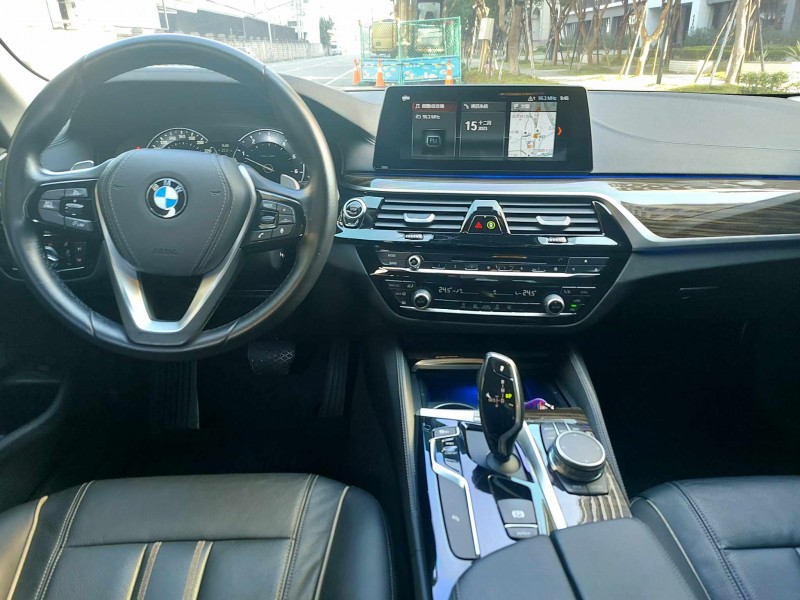 BMW/ 寶馬  5 SERIES  520i Luxury 2018年BMW 520I 僅跑10萬 黑色黑內裝 大面板主機 導航 無待修 | 新北市汽車商業同業公會｜TACA優良車商聯盟｜中古、二手車買車賣車公會認證保固