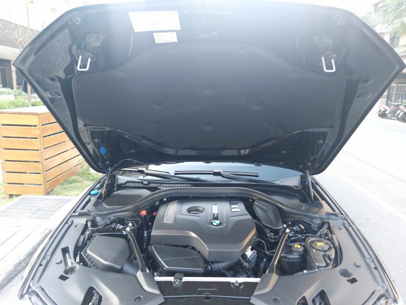 BMW/ 寶馬  5 SERIES  520i Luxury 2018年BMW 520I 僅跑10萬 黑色黑內裝 大面板主機 導航 無待修 | 新北市汽車商業同業公會｜TACA優良車商聯盟｜中古、二手車買車賣車公會認證保固
