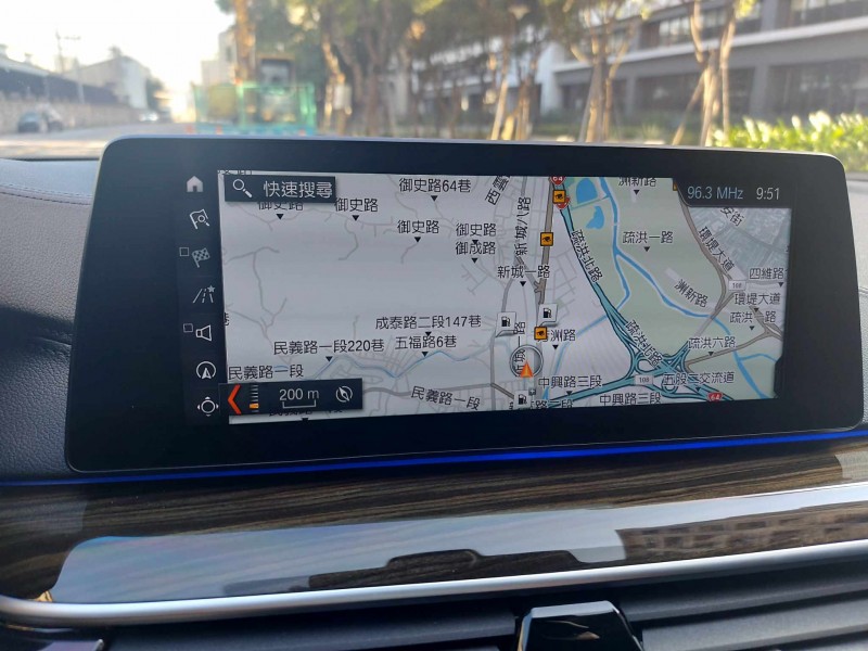 BMW/ 寶馬  5 SERIES  520i Luxury 2018年BMW 520I 僅跑10萬 黑色黑內裝 大面板主機 導航 無待修 | 新北市汽車商業同業公會｜TACA優良車商聯盟｜中古、二手車買車賣車公會認證保固