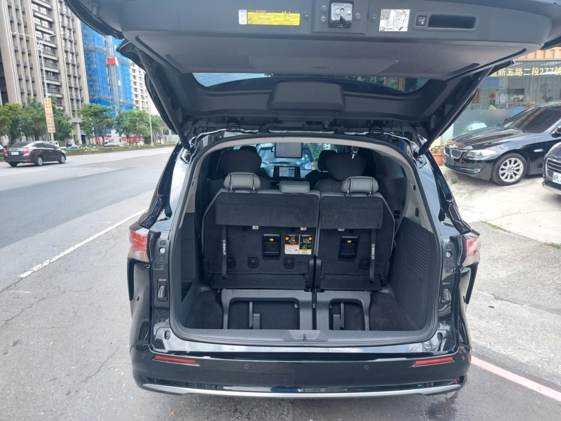 Toyota  Sienna 2022年豐田商務車 SIENNA 2.5 油電柏金版 黑色僅跑2萬 一手車保證 | 新北市汽車商業同業公會｜TACA優良車商聯盟｜中古、二手車買車賣車公會認證保固