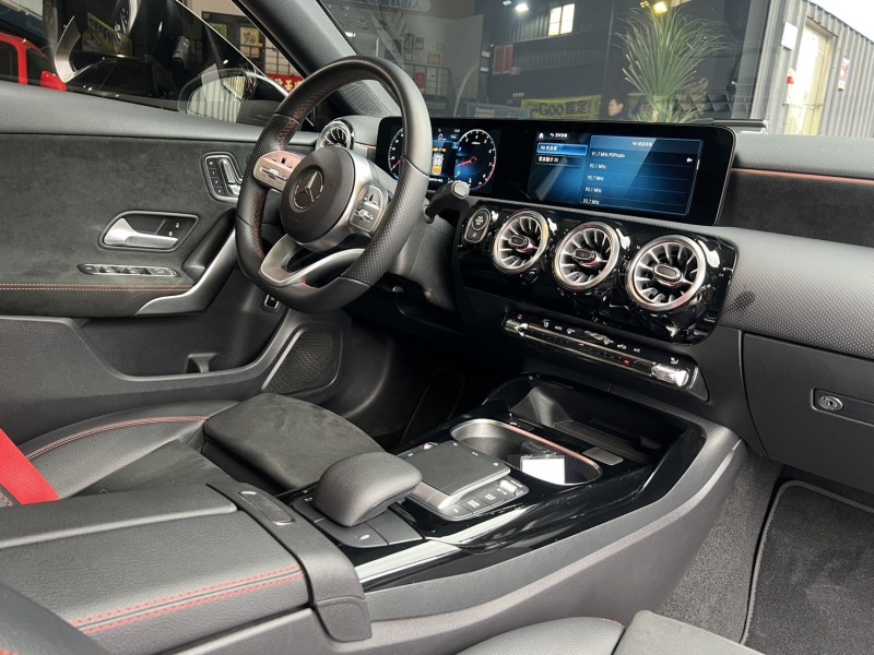Mercedes-Benz/賓士   A-CLASS  A35 找記老闆實價~正2021年Benz A35 AMG全景/摸門/夜色/306P馬力 | 新北市汽車商業同業公會｜TACA優良車商聯盟｜中古、二手車買車賣車公會認證保固