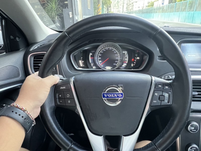 Volvo  V40 保證實價28萬～15年型 V40 T4 免鑰摸門/一手車/實跑58900公里 | 新北市汽車商業同業公會｜TACA優良車商聯盟｜中古、二手車買車賣車公會認證保固