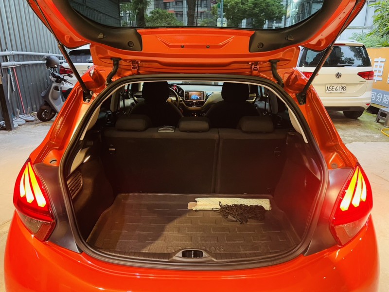 Peugeot 寶獅  208 實車實價可分期Peugeot 208法式精品代步小車Yaris Fit Tiida可參考 | 新北市汽車商業同業公會｜TACA優良車商聯盟｜中古、二手車買車賣車公會認證保固