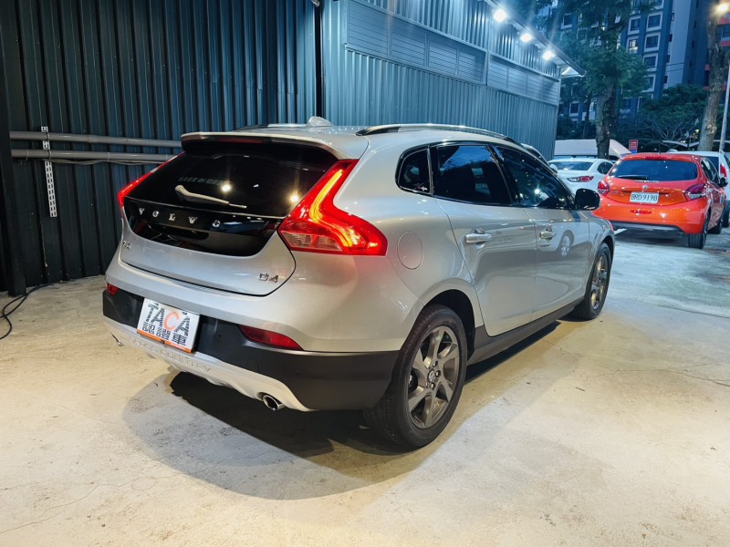 Volvo  V40 實車實價可分期V40 D4 Cross Country豪華精品代步車 | 新北市汽車商業同業公會｜TACA優良車商聯盟｜中古、二手車買車賣車公會認證保固