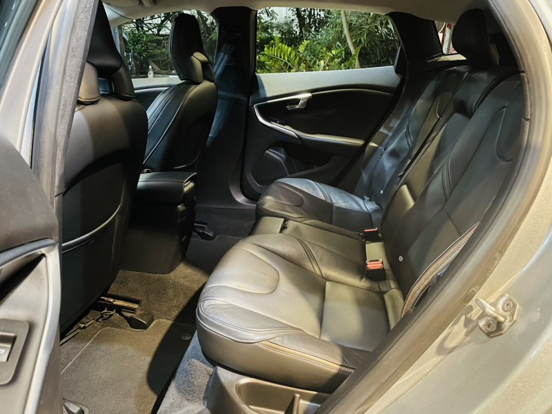 Volvo  V40 實車實價可分期V40 D4 Cross Country豪華精品代步車 | 新北市汽車商業同業公會｜TACA優良車商聯盟｜中古、二手車買車賣車公會認證保固