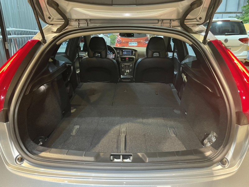 Volvo  V40 實車實價可分期V40 D4 Cross Country豪華精品代步車 | 新北市汽車商業同業公會｜TACA優良車商聯盟｜中古、二手車買車賣車公會認證保固