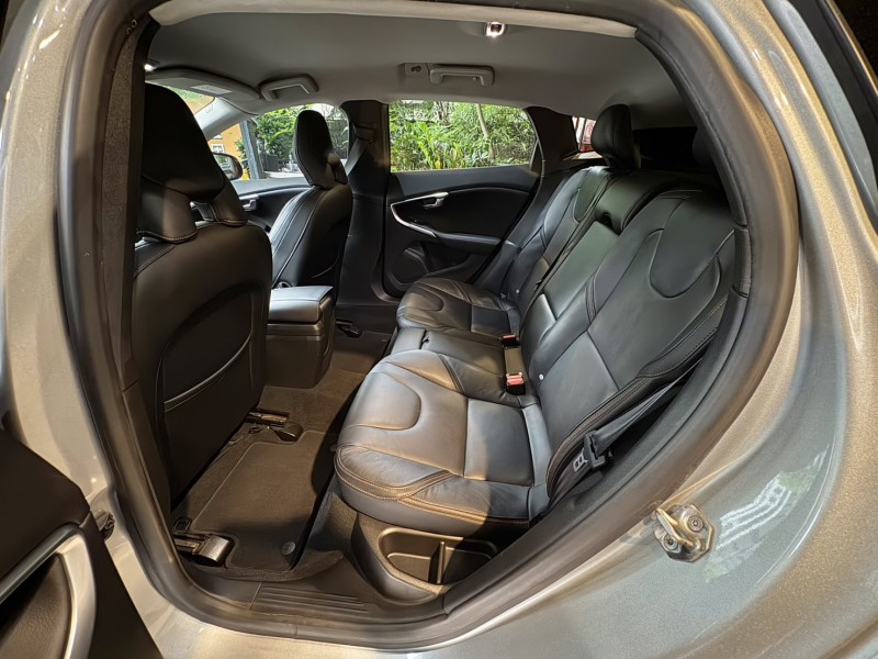 Volvo  V40 實車實價可分期V40 D4 Cross Country豪華精品代步車 | 新北市汽車商業同業公會｜TACA優良車商聯盟｜中古、二手車買車賣車公會認證保固
