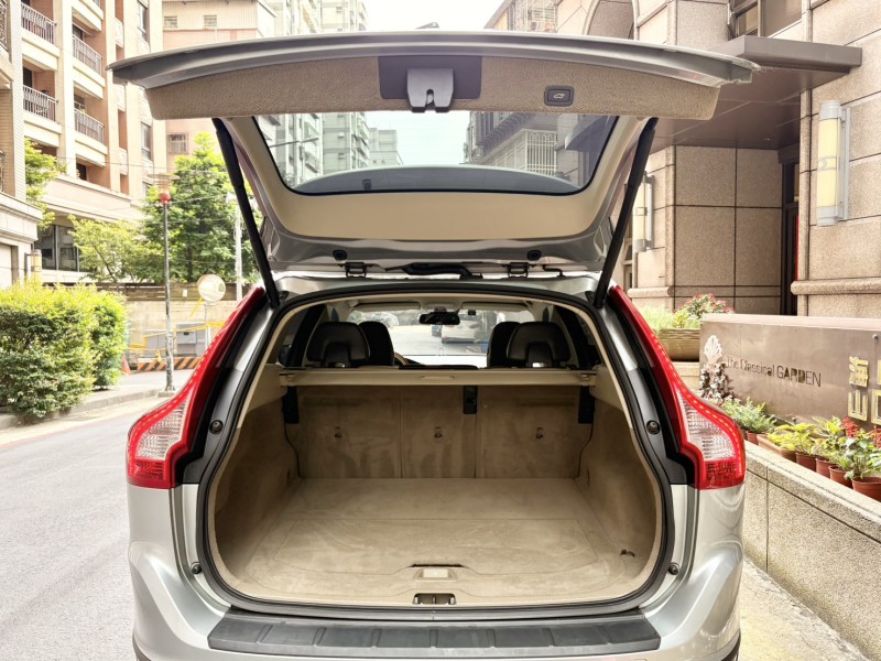 Volvo  XC60 實車實價可分期XC60 T5北歐精品代步休旅車 | 新北市汽車商業同業公會｜TACA優良車商聯盟｜中古、二手車買車賣車公會認證保固