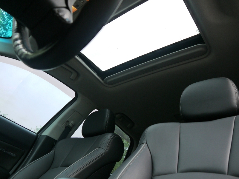 Mitsubishi  Outlander 正2013'影音天窗方向盤換檔坡片 | 新北市汽車商業同業公會｜TACA優良車商聯盟｜中古、二手車買車賣車公會認證保固